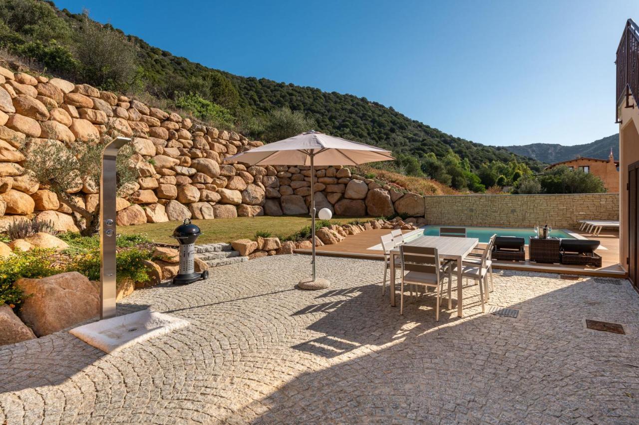 Villa Sa Rocca Junior & Suite Chia Bagian luar foto