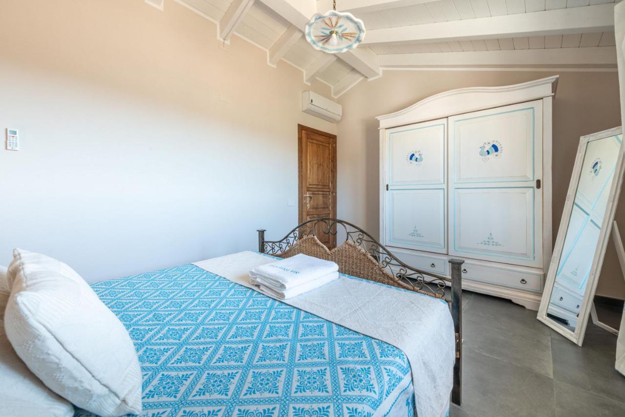 Villa Sa Rocca Junior & Suite Chia Bagian luar foto