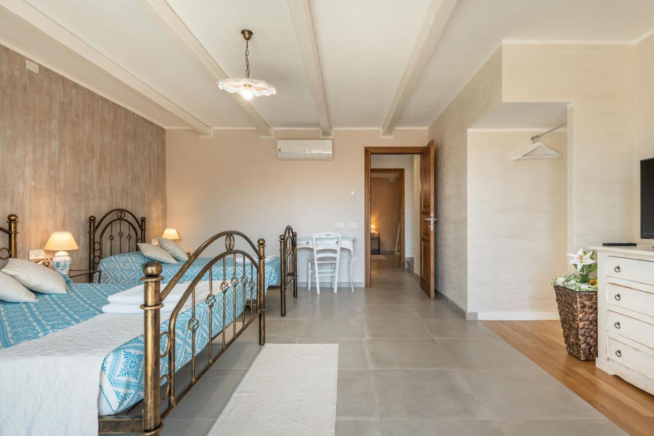 Villa Sa Rocca Junior & Suite Chia Bagian luar foto