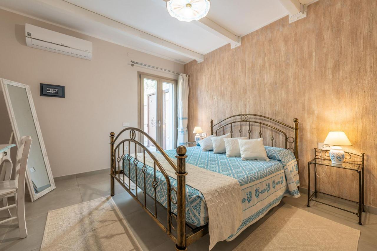 Villa Sa Rocca Junior & Suite Chia Bagian luar foto